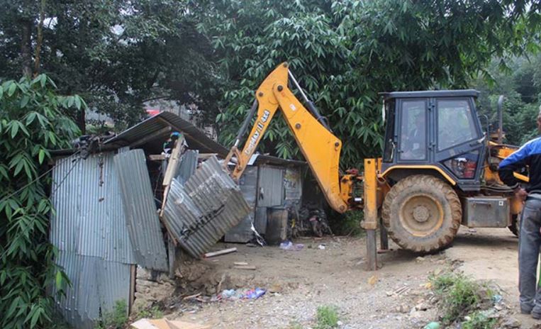 सार्वजनिक जग्गामा बनेका संरचना हटाइँदै
