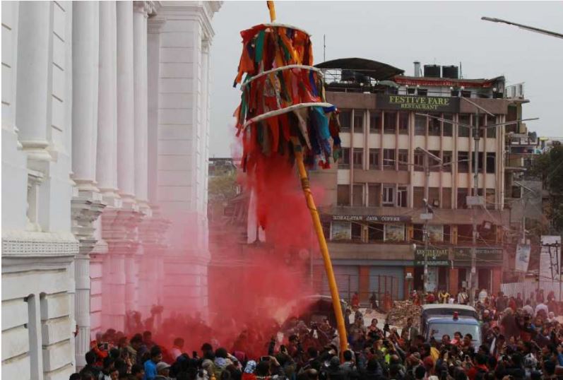 चीर ढालेसँगै त्यसमा टाँगिएका कपडा खोसाखोस