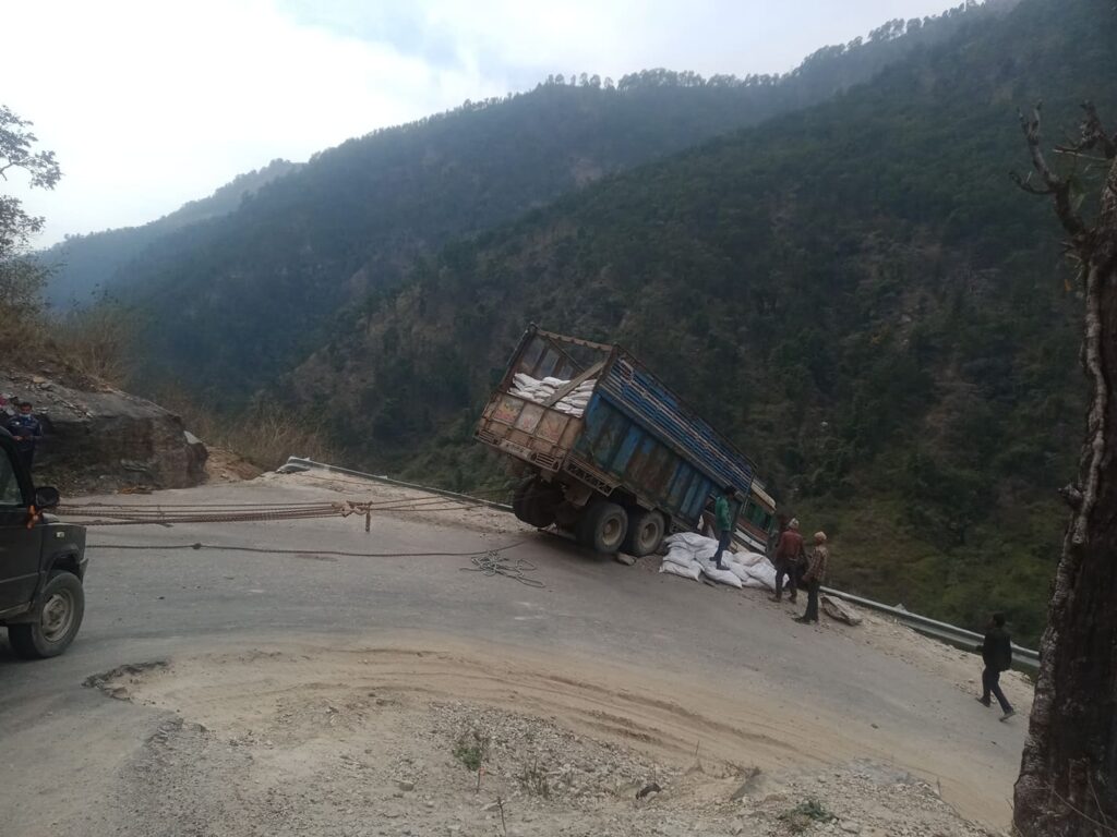 कर्णालीमा झण्डै बच्यो मालवाहक ट्रक दुर्घटनाबाट