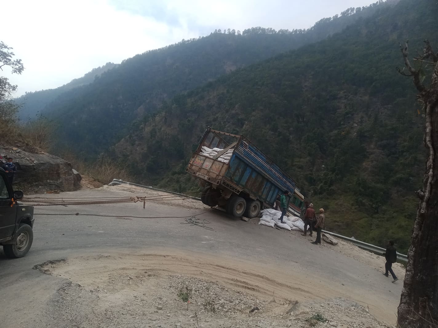 कर्णालीमा झण्डै बच्यो मालवाहक ट्रक दुर्घटनाबाट image