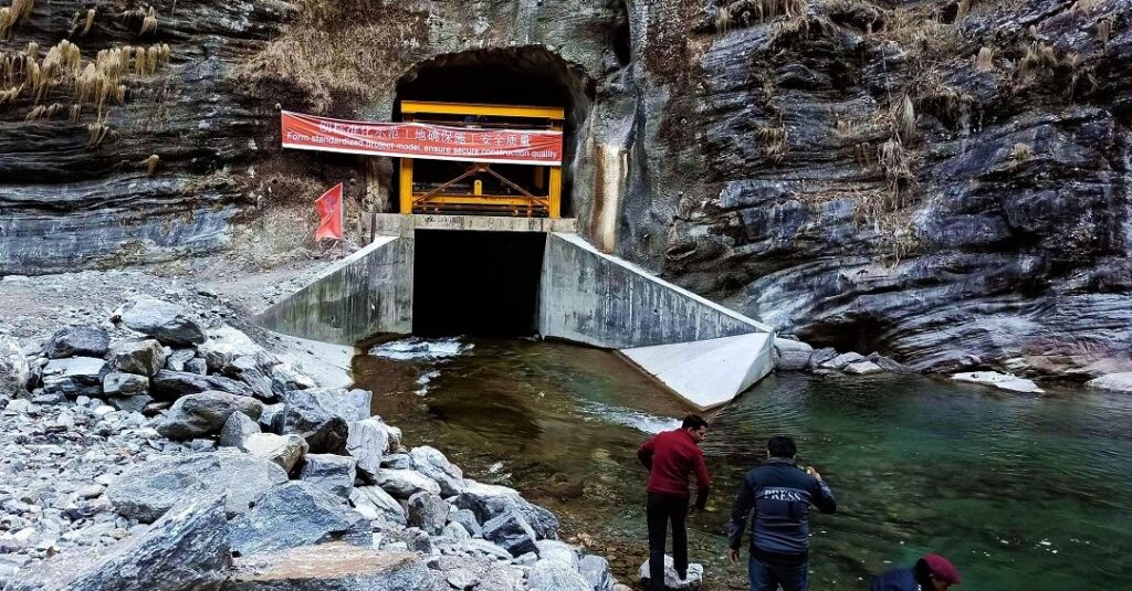 १ नं डाइभर्सन गेटबाट मेलम्चीको पानी काठमाडौंतर्फ छाडियो