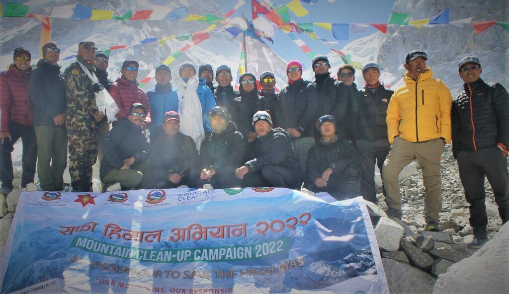 नेपाली सेनाको टोली आधार शिविरमा