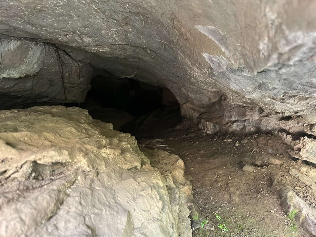 भक्तपुर र काभ्रेको सीमाना रानीकोटमा भेटियो अनौठो गुफा ( फोटो फिचर )