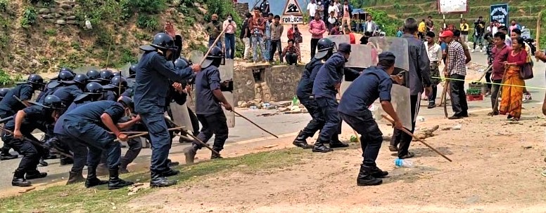 गठबन्धनका कार्यकर्ताबीच झडप, प्रहरी ग–यो हवाई फायर image