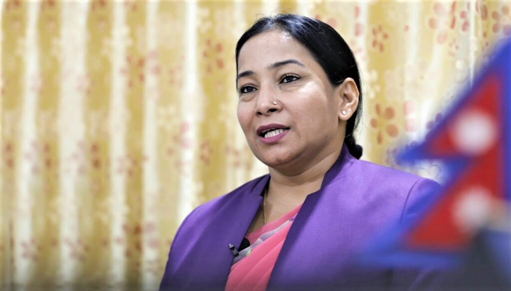 चितवनः १६०० मत रेनु दाहाल अगाडि