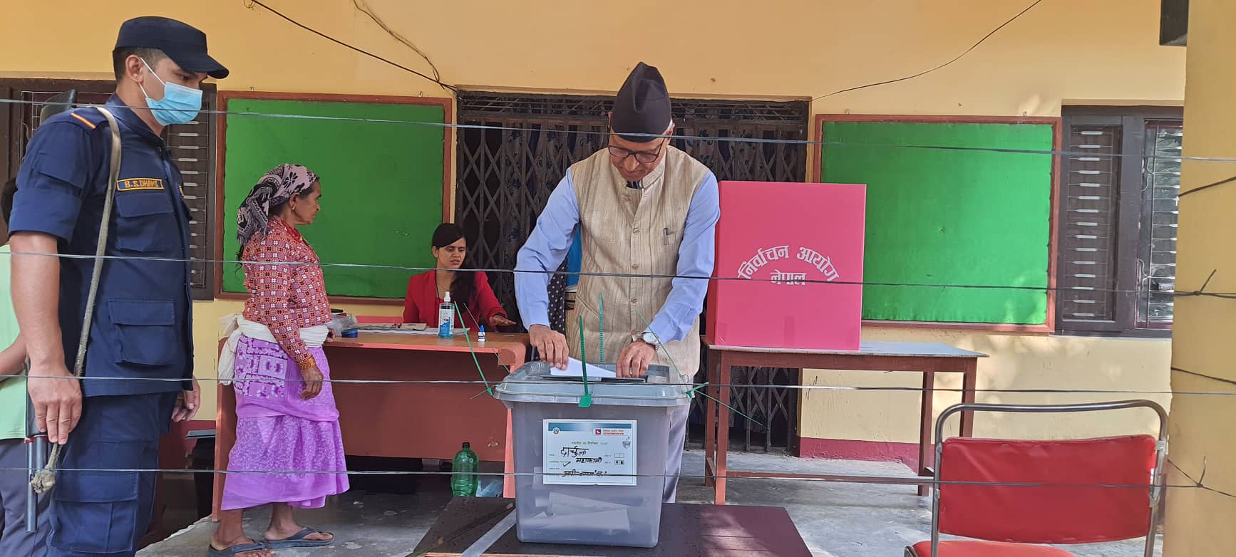 मन्त्री बडु र उपसभामुख जोशीद्वारा मतदान image