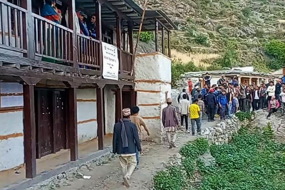 निर्वाचन अधिकृतको कार्यलय घेराउ image
