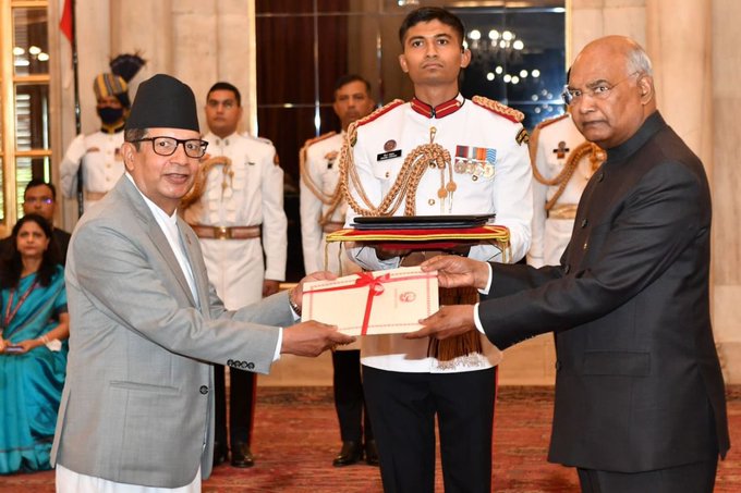 भारतका राष्ट्रपतिसमक्ष ओहोदाको प्रमाणपत्र प्रस्तुत image