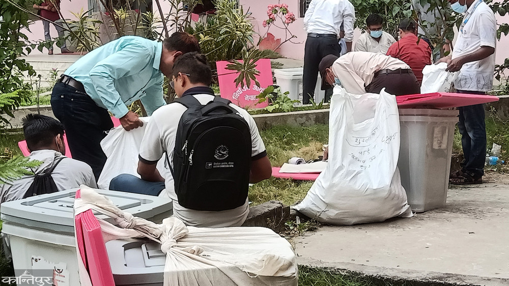 पर्वतका सबै मतदानस्थलमा खटिए कर्मचारी image