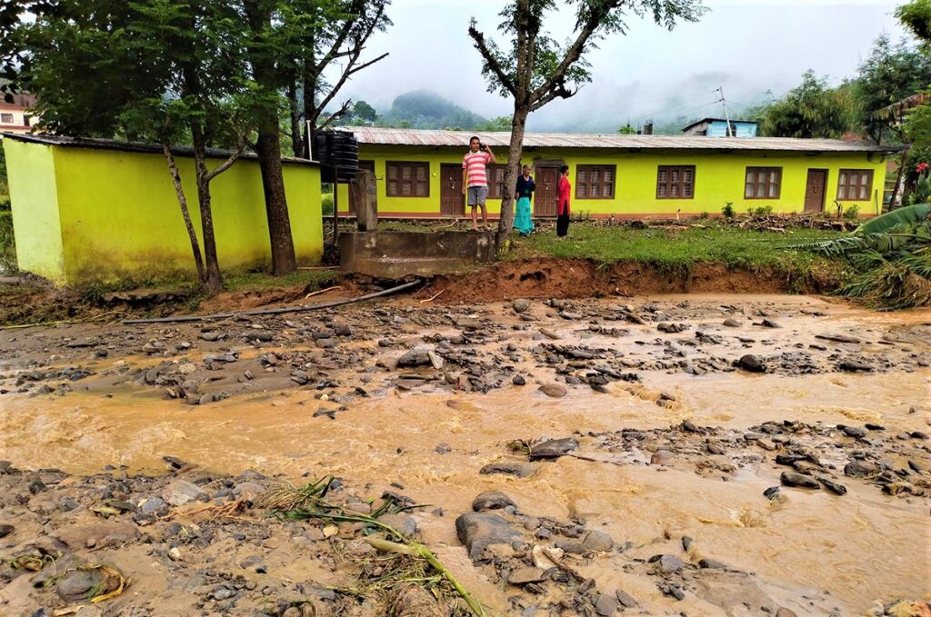 बाढी, पहिरोले घर, पुल र खेत बगायो