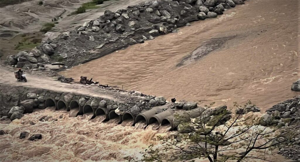 मेलम्ची नदीमा बनाइएका अस्थायी संरचनामा क्षति