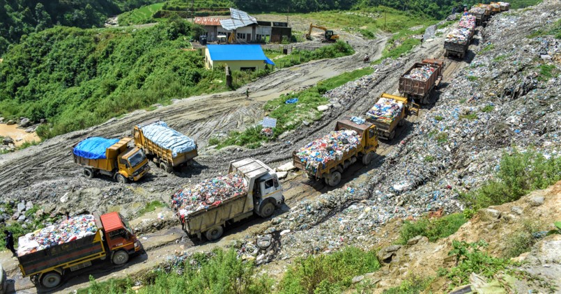 वैज्ञानिक टोली सिसडोलको दुर्गन्ध अध्ययन गर्दै image