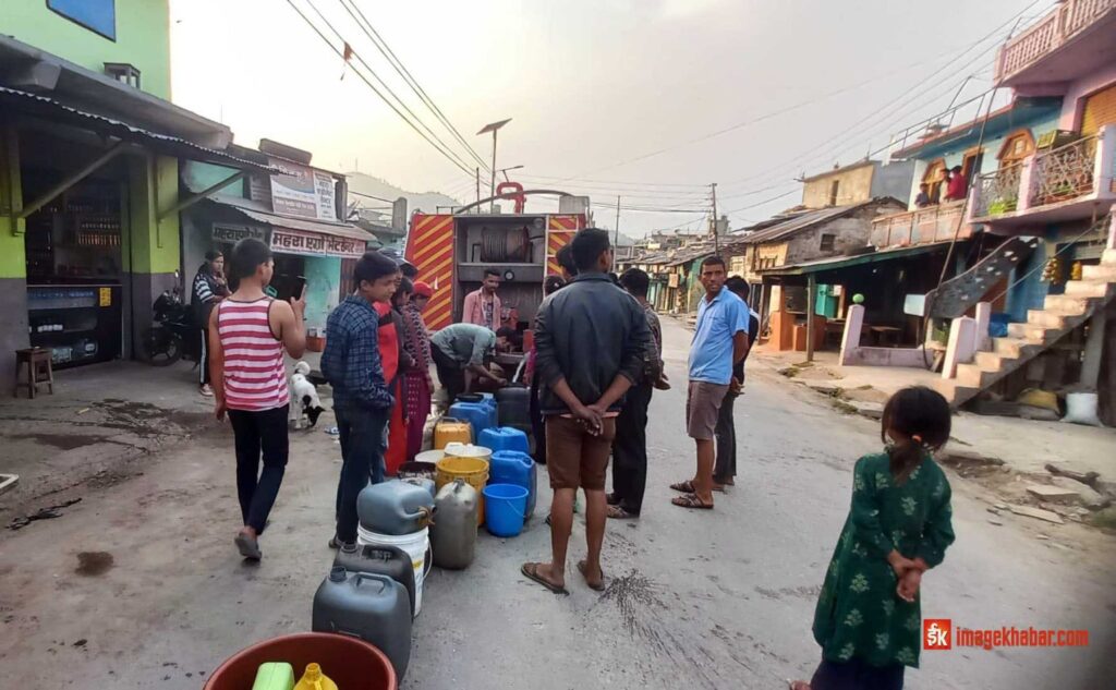 चरम अभाव भएपछि दमकलबाट पानी बाँड्दै उपभोक्ता समिति