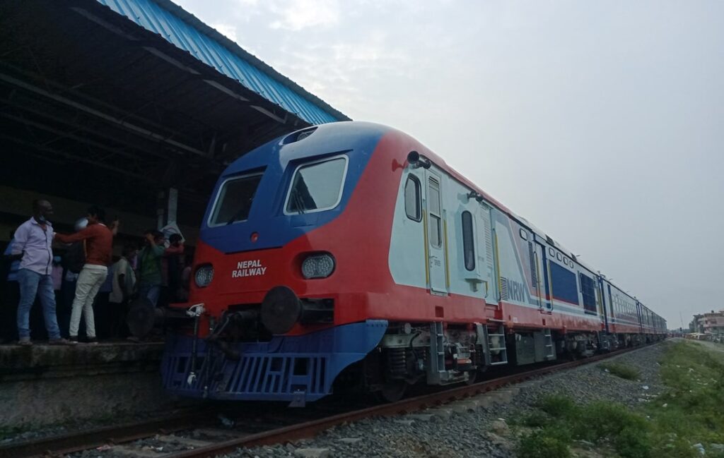 मालवाहक रेल चलाउन उद्योगी व्यवसायीको माग