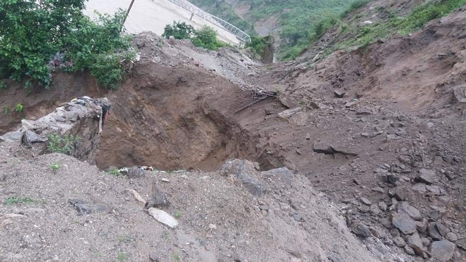 ओखलढुंगाका कच्ची सडकहरू अवरुद्ध भएपछि स्थानीय समस्यामा image