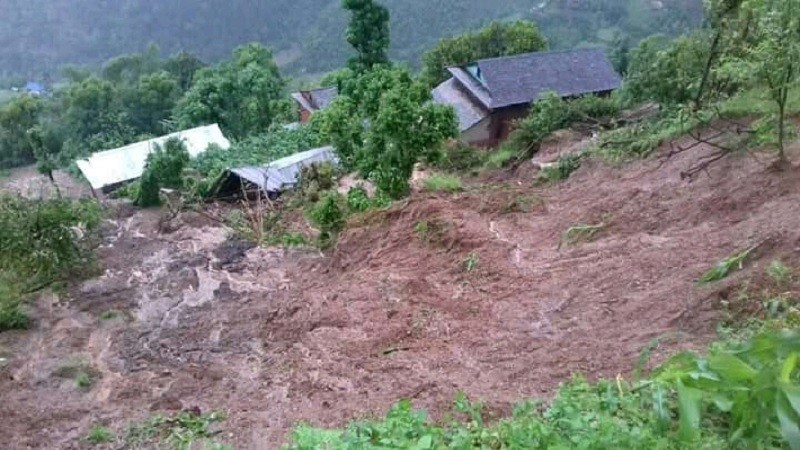 पहिराले चार परिवार विस्थापित, बस्ती जोखिममा