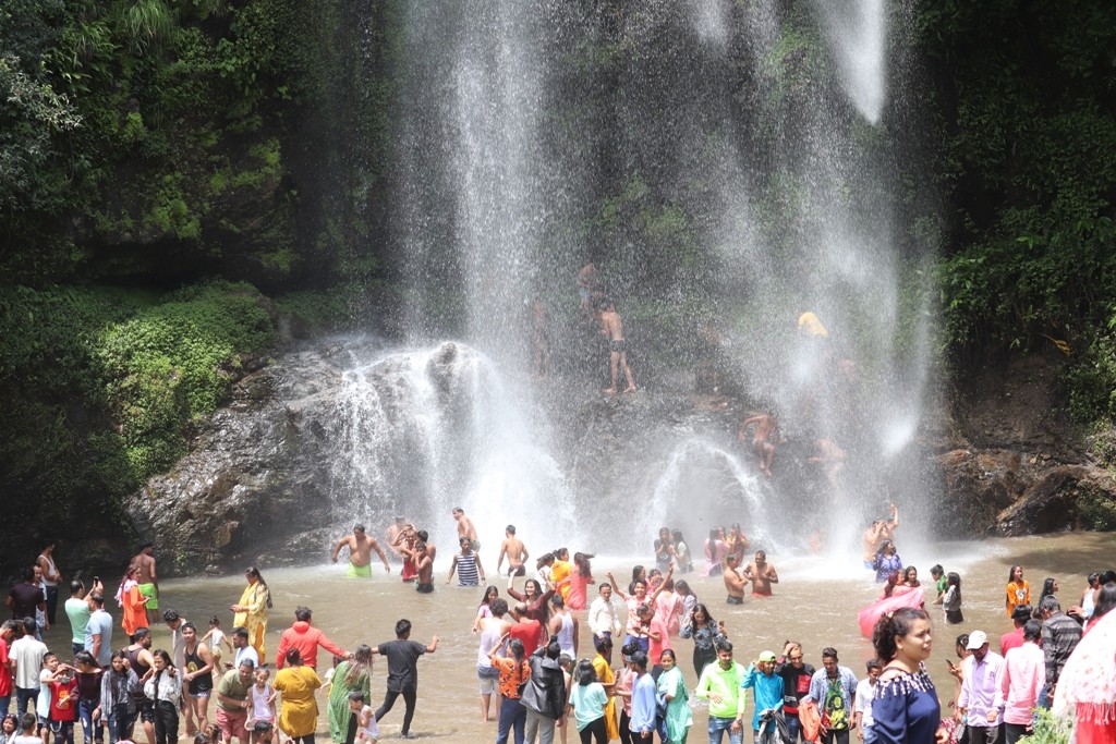 डोटीको छहरा झरनामा पर्यटकको आर्कषण बढ्दै image
