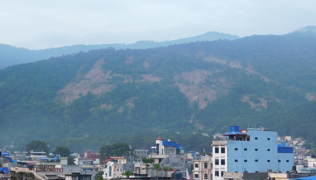 चुरेका पहिरो पीडित आकाश गर्जेपछि तर्सिन्छन् image