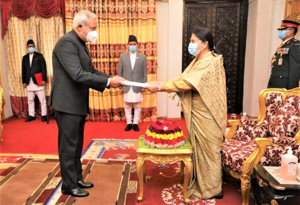 भारतीय राजदूत श्रीवास्तवले राष्ट्रपति भण्डारी समक्ष ओहोदाको प्रमाणपत्र पेश