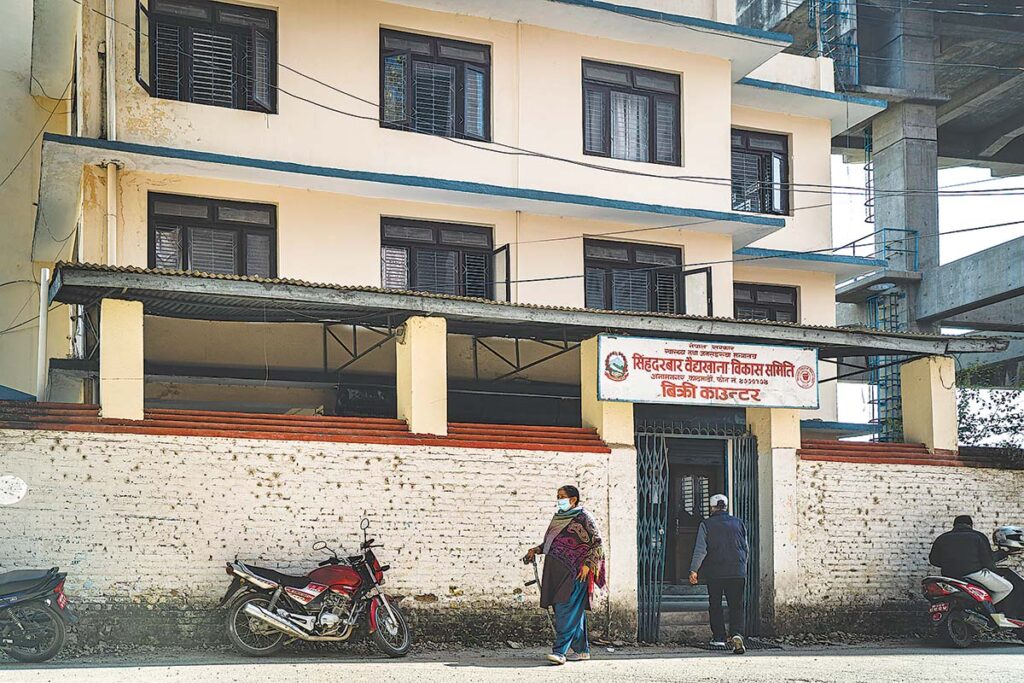 सिंहदरबार वैद्यखाना : चार महिनापछि औषधि उत्पादन सुरु,कर्मचारीले पनि पाए तलब