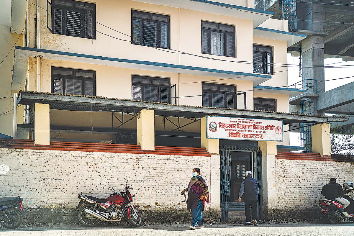 सिंहदरबार वैद्यखाना : चार महिनापछि औषधि उत्पादन सुरु,कर्मचारीले पनि पाए तलब image