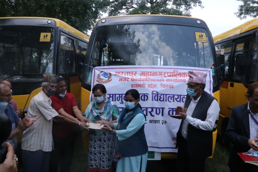 सामुदायिक विद्यालयलाई बस वितरण image