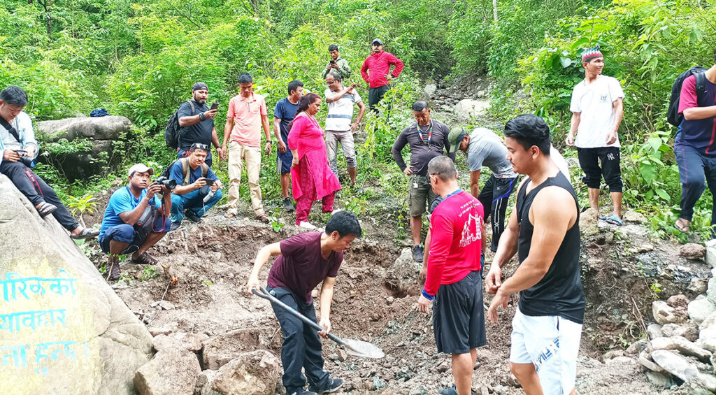 जनताका कामदेखि विकास निर्माणका काममा नगरप्रमुख साम्पाङको श्रमदान अभियान….