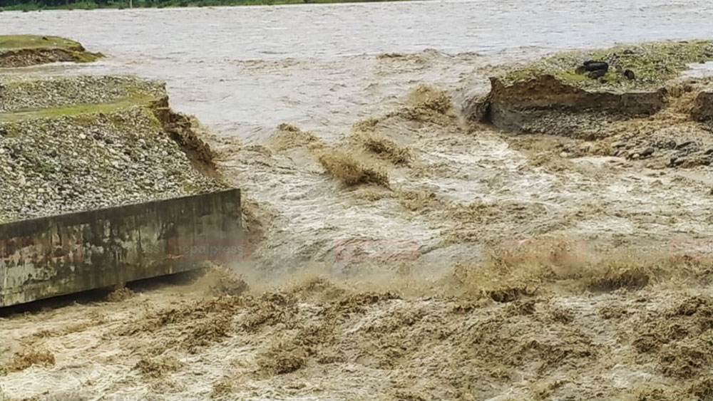कर्णालीमा बनेका तटबन्ध भत्किँदा बस्ती जोखिममा image