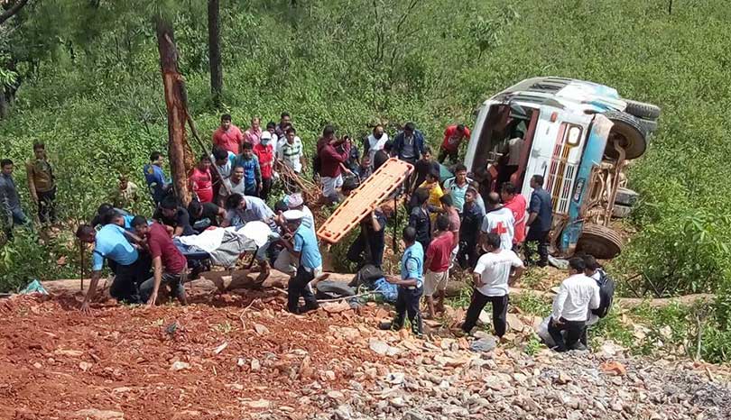 रामेछाप बस दुर्घटनामा थप चारको मृत्यु, फाल हानेर जोगिए चालक image