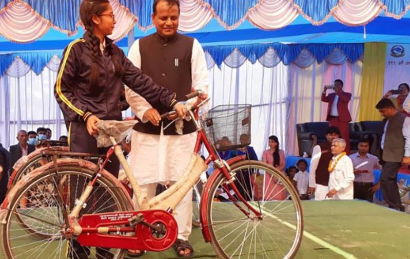 बेटी पढाऊको नाममा भ्रष्टाचार, कमसल खालका साइकल वितरण image