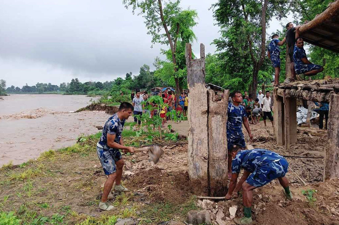 कञ्चनपुरमा चौधर नदीको बाढी बस्तीमा image