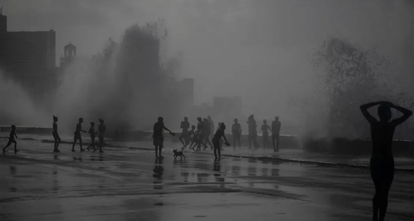 फ्लोरिडामा शक्तिशाली तुफान image