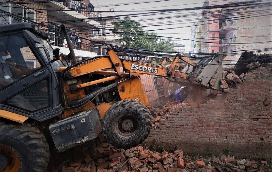 अनधिकृत संरचना हटाउँन थापागाउँ पुग्यो महानगरको डोजर