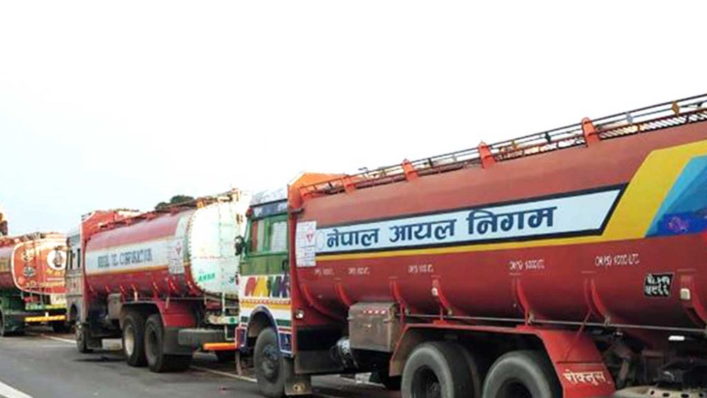 व्यवसायीले कानुनविपरीत इन्धन आपूर्ति रोक्न थाले image