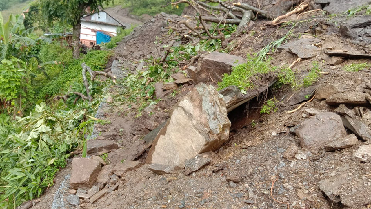 बस्ती नै बग्ने गरी पहिरो image