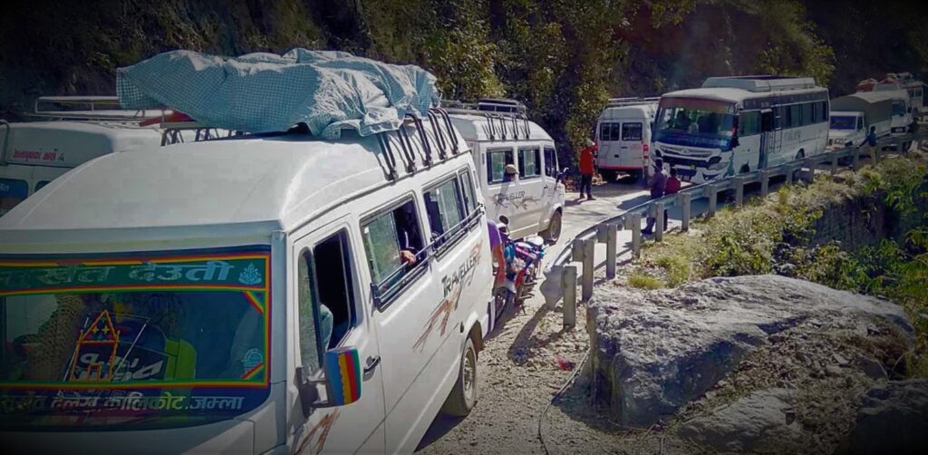 कर्णालीको अवस्थाः किटुबाँसघारीमा पहिरो जाँदा यातायात सेवा अवरुद्ध