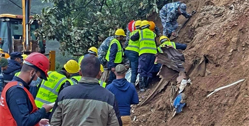पहिरोमा पुरिएर चन्द्रागिरि एकै परिवारका ३ जनाको मृत्यु