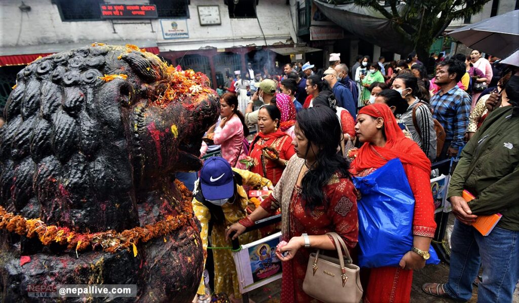 शक्तिपीठमा घुइँचो, इन्जिन, गाडीमा बलि चढाएर पूजा