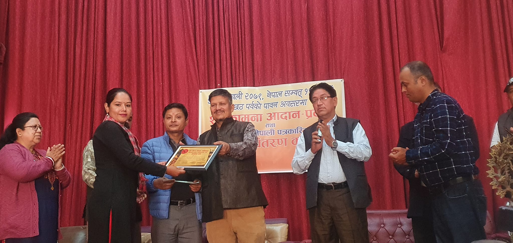 घिमिरे र थापालाई मिलन नेपाली साहसिक पत्रकारिता पुरस्कार image