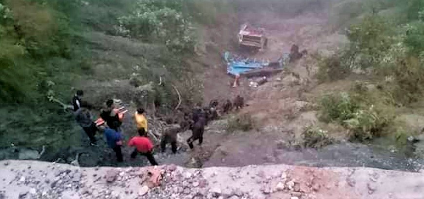 बुलिङटारमा बस दुर्घटना ५ जनाको मृत्यु