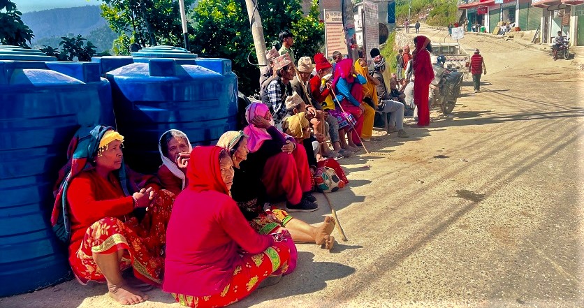 सडकमा बसेर वृद्धवृद्धा कुर्दै जेष्ठ नागरिक image
