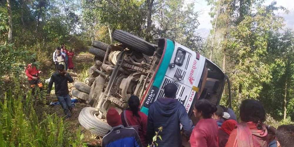 रामेछापमा बस दुर्घटना, १३ यात्रु घाइते
