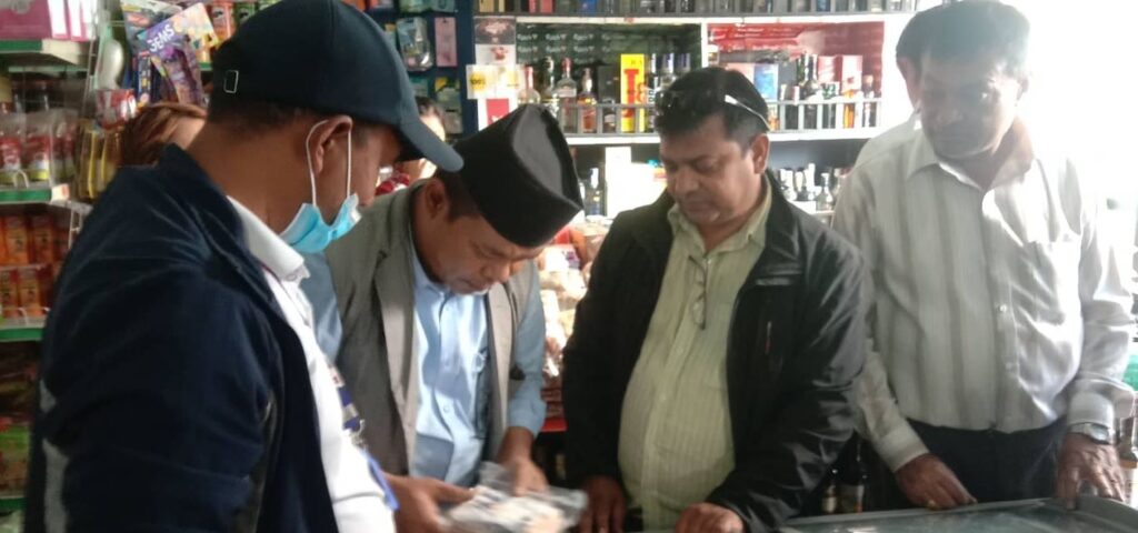 भक्तपुरमा खाद्य पसल अनुगमन