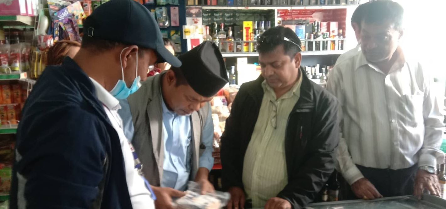 भक्तपुरमा खाद्य पसल अनुगमन image