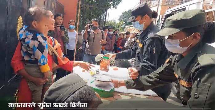 भावुक सन्देशः सडकपेटीमा दैनिक गुजारा चलाएकी शर्मिलाको काठमाडौं महानगरले रोजीरोटी खोसेपछि उब्जिएको सवाल image