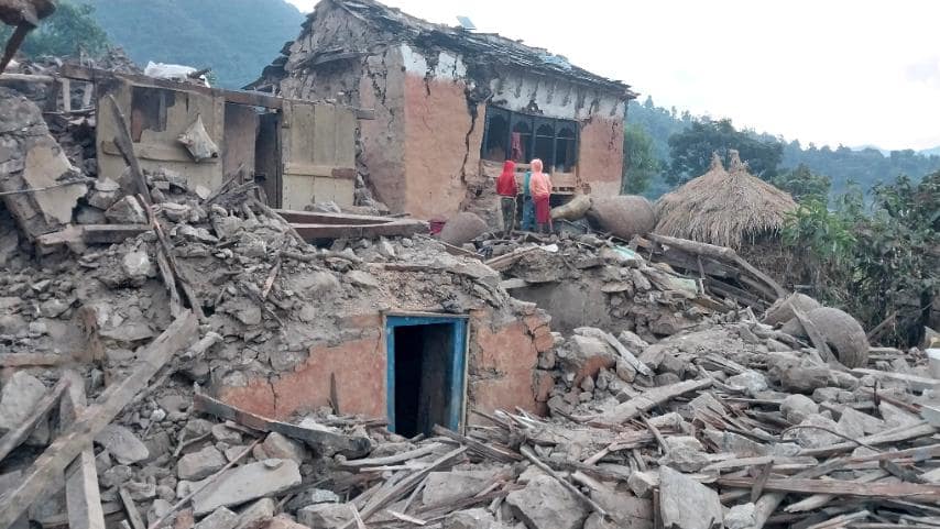 भुकम्प पिडितको उद्दार कार्यमा नेपाली सेना image