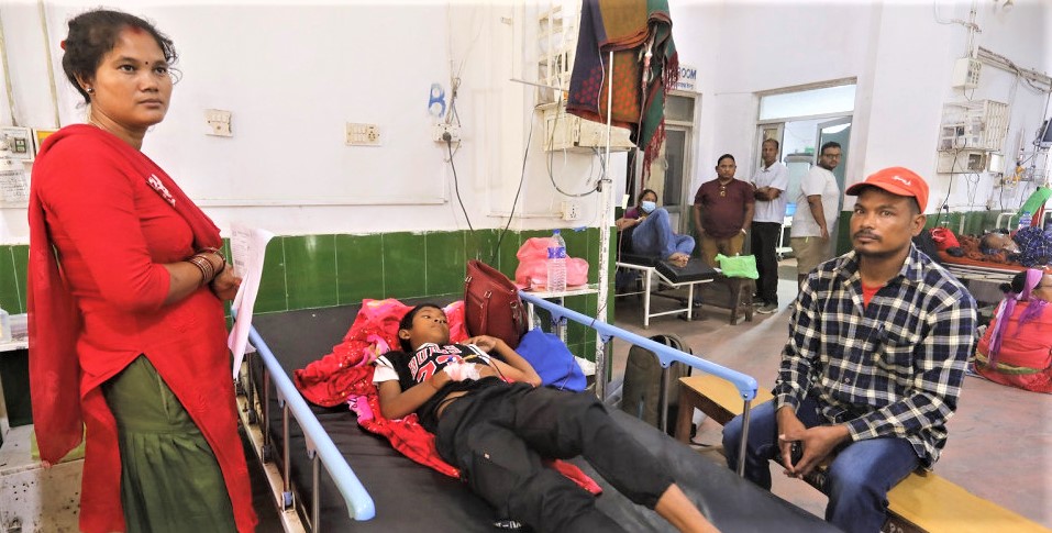सिकल सेलले थारू समुदायको जनस्वास्थ्यलाई चुनौती, चुनावले समेत छोएन image