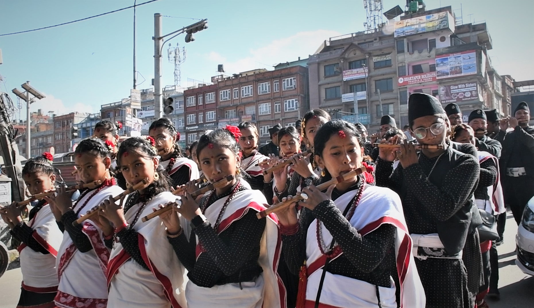 विवाहमा लोप हुँदै डोली, परमपरा बचाउँन अविनको विहेमा नेवारी संगीत image