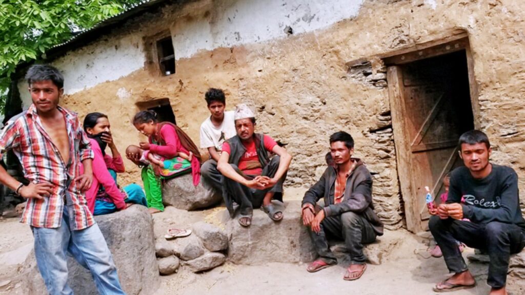 बादी समुदायः मजदुरी गर्दै जीविका चलाउँदै