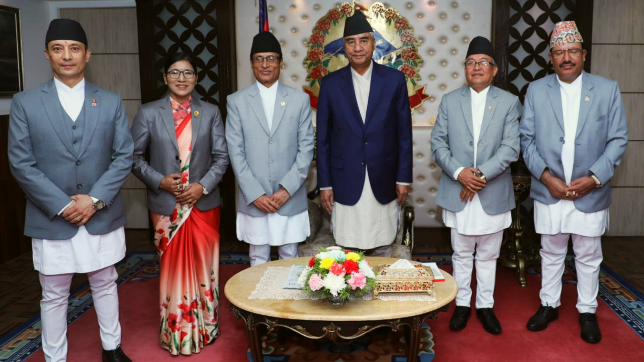 प्रधानमन्त्री देउवासमक्ष निर्वाचनको प्रतिवेदन पेस image